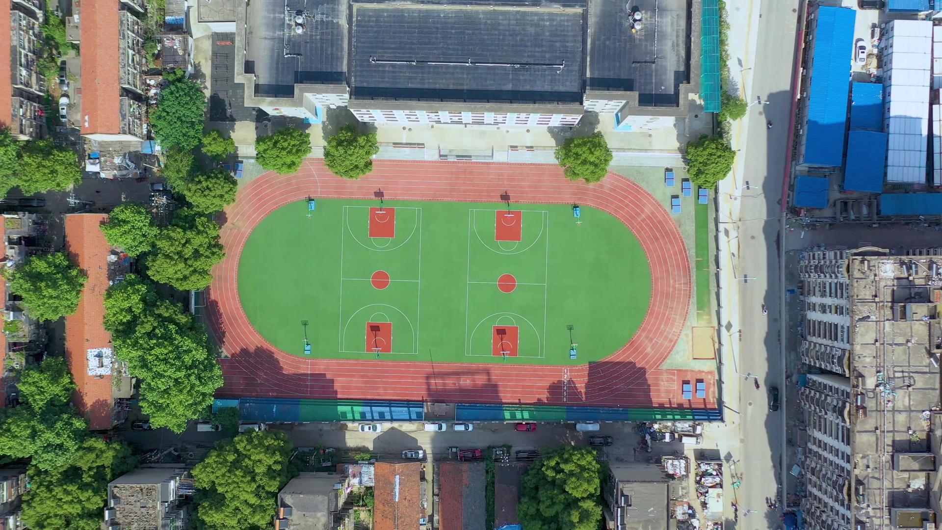 航拍城市空旷的足球场视频的预览图