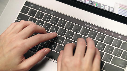 【不需要肖像权】女生在电脑键盘上用手打字视频的预览图