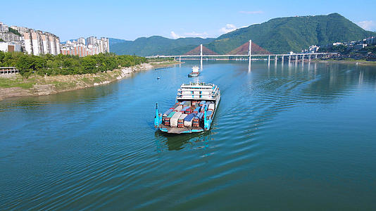 4K航拍大型轮船夹板满载大卡车行驶长江中视频的预览图