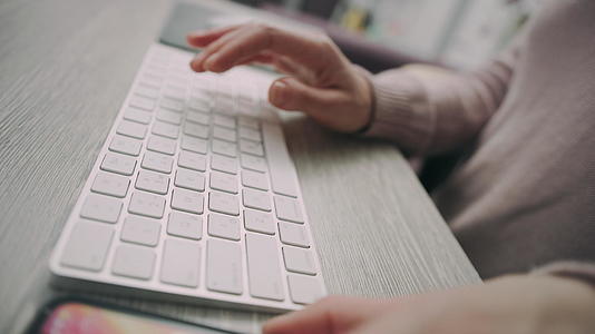 【不需要肖像权】女生用手在电脑键盘上快速打字视频的预览图