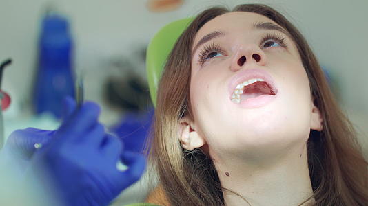 在诊所接受牙医检查的女孩视频的预览图