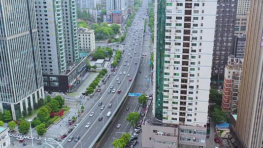 航拍武汉内环中北路繁忙交通视频的预览图