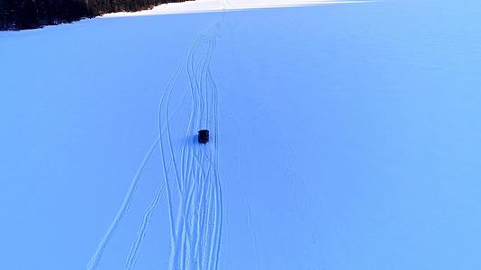 汽车在雪地上行驶视频的预览图