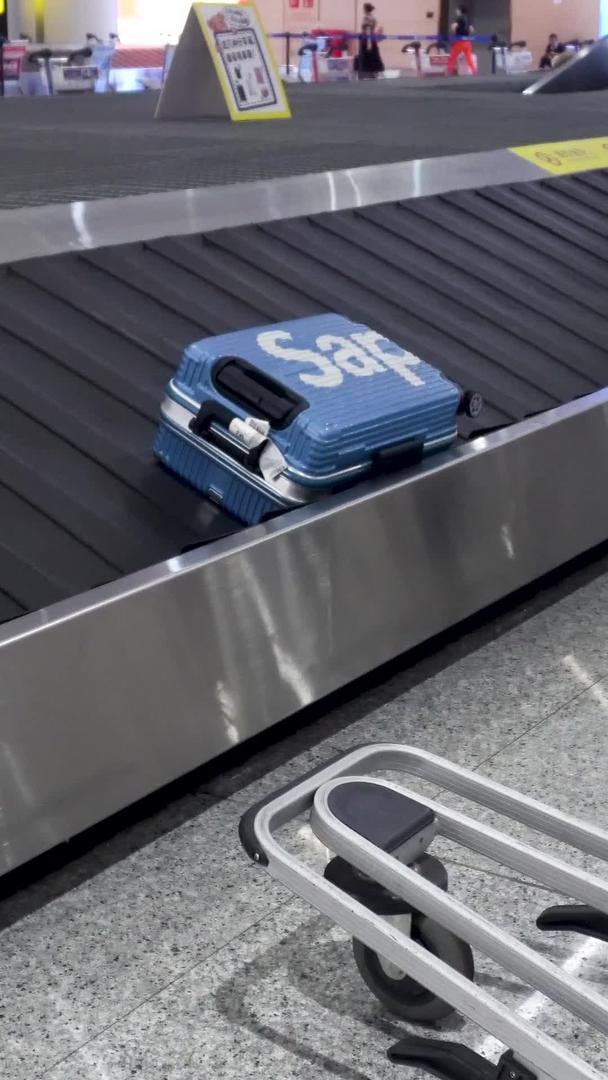 机场专用行李车推车排列视频的预览图