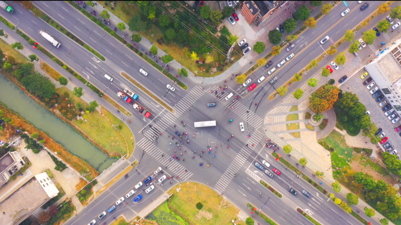 4K航拍城市十字路口交通视频的预览图