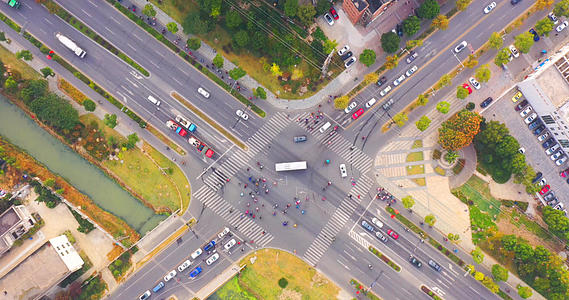 4K航拍城市十字路口交通视频的预览图