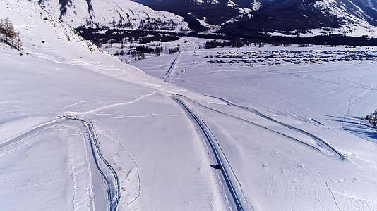 天山雪山脚下的公路视频的预览图
