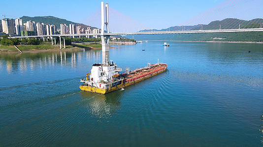 4K航拍远洋轮船运送石油天然气能源行驶长江中视频的预览图