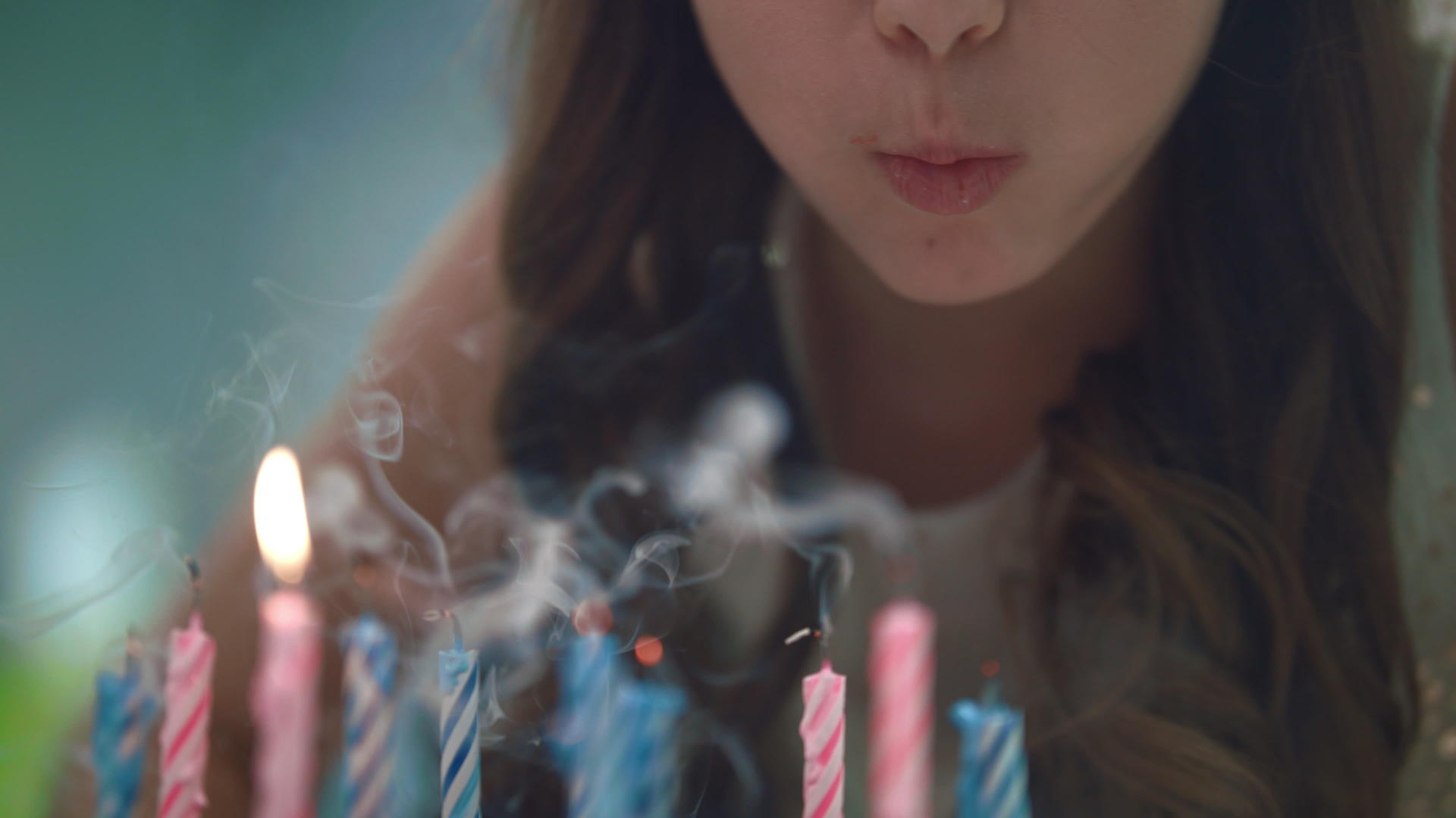 女孩在派对蛋糕上吹蜡烛视频的预览图