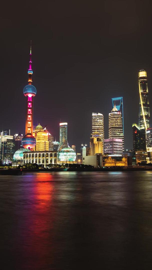 上海市地标陆家嘴金融商业中心黄浦江东方明珠夜景视频的预览图