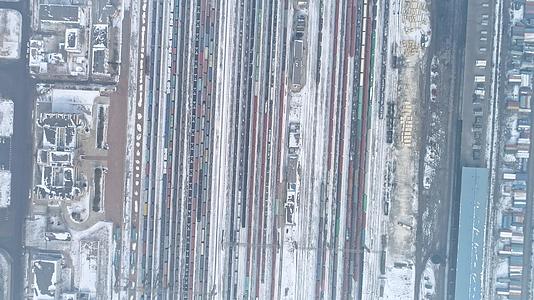 大雪中的火车轨道垂直航拍视频的预览图