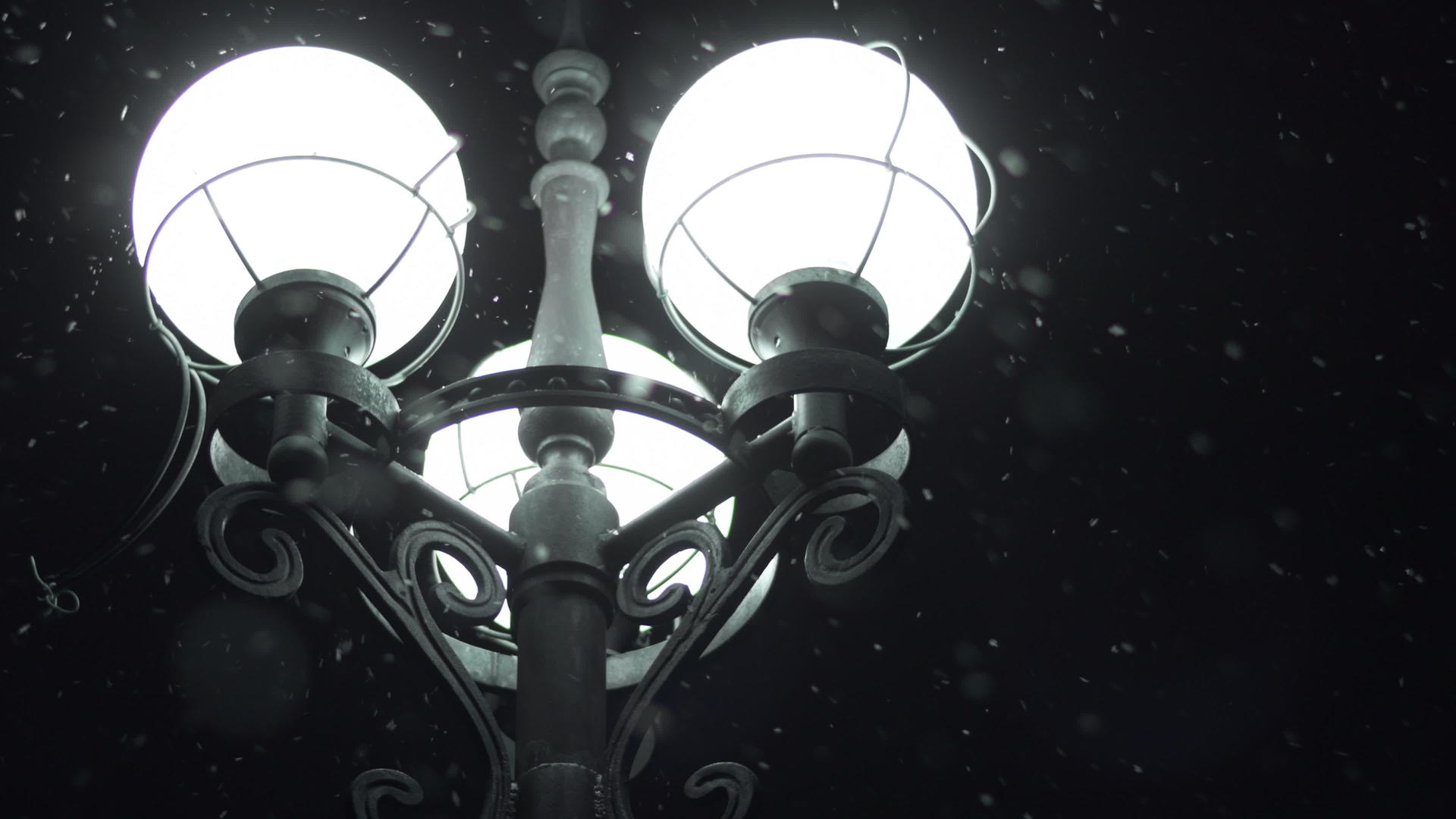 雪夜闪烁的路灯视频的预览图