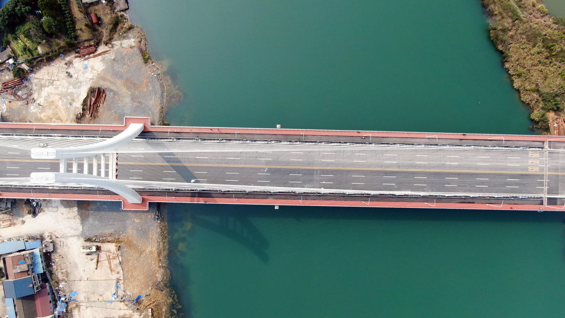 4K航拍新建跨河大桥视频的预览图