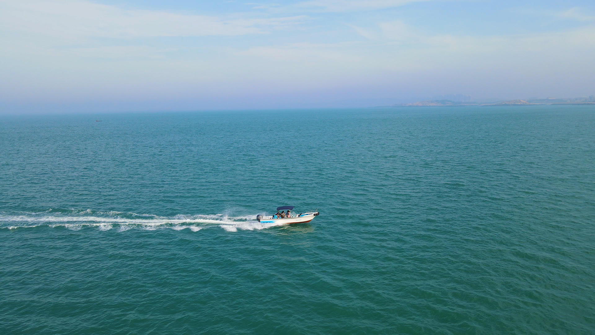 4K航拍大海中游船向前行驶视频的预览图
