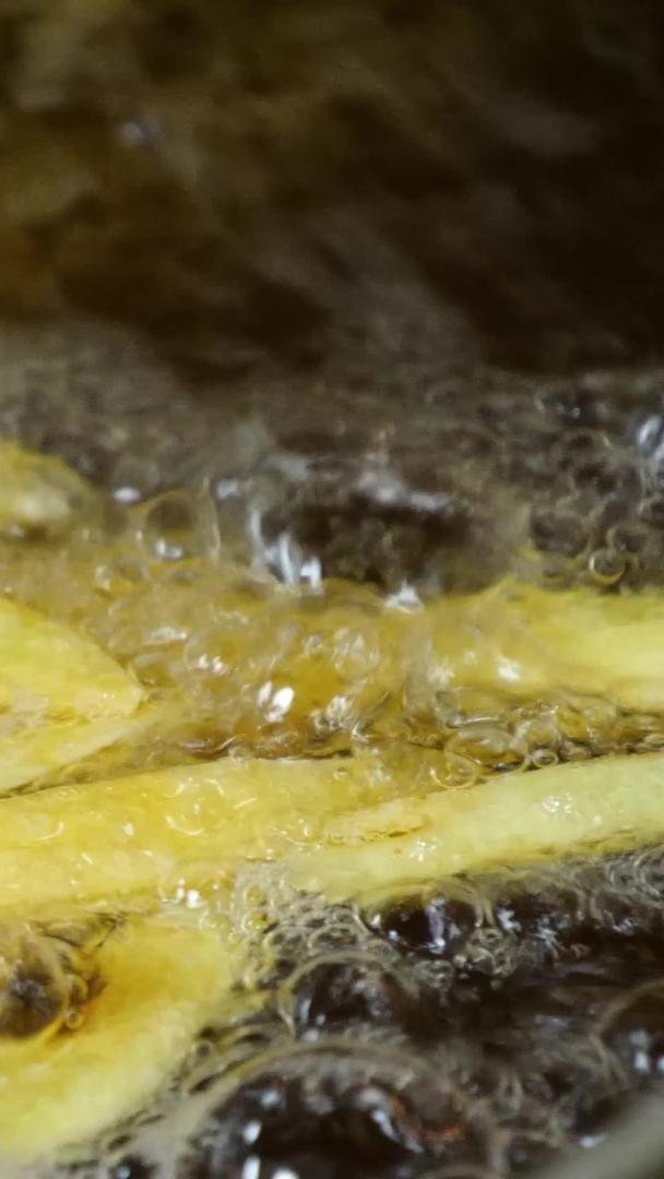 炸薯条土豆条油炸实拍美食视频的预览图