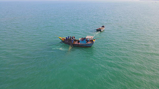 4K航拍海上渔船渔夫打鱼撒网渔业视频的预览图