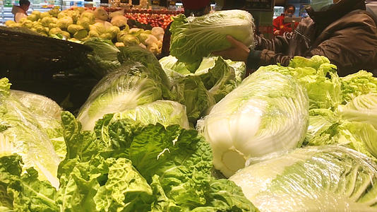 慢动作升格拍摄城市超市生鲜蔬菜购物1080P素材视频的预览图