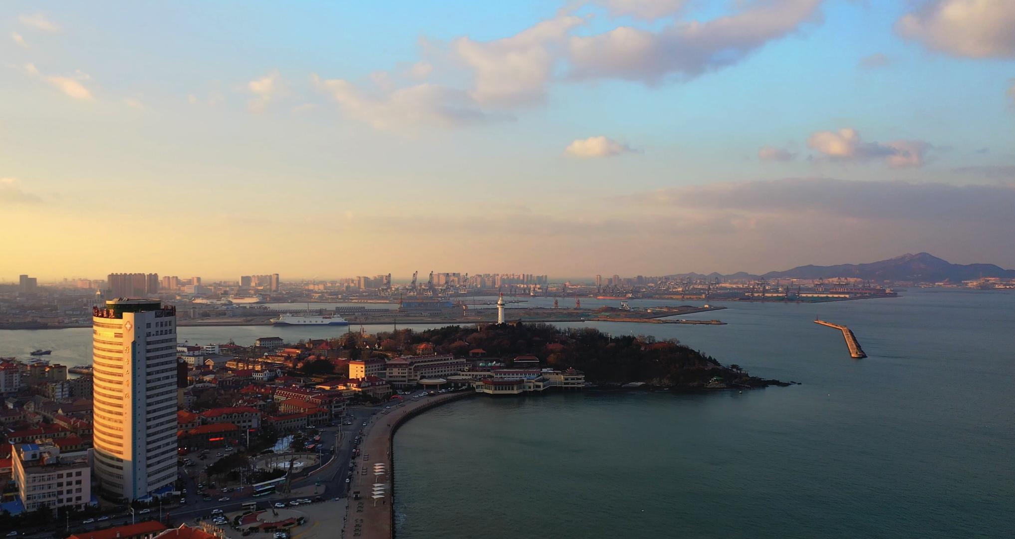 航拍山东烟台海滨风光及高楼大厦视频的预览图