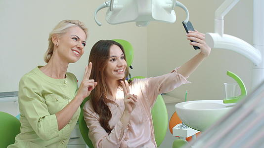 牙医和病人一起拍照视频的预览图