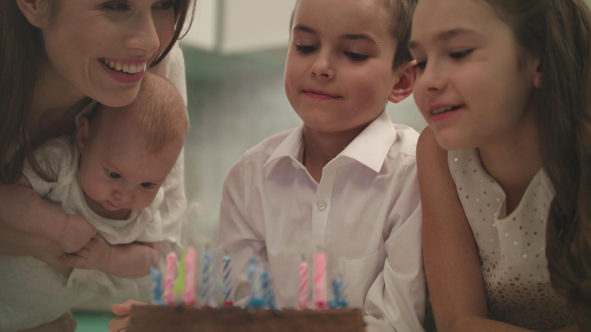 家庭生日派对的快乐时光视频的预览图
