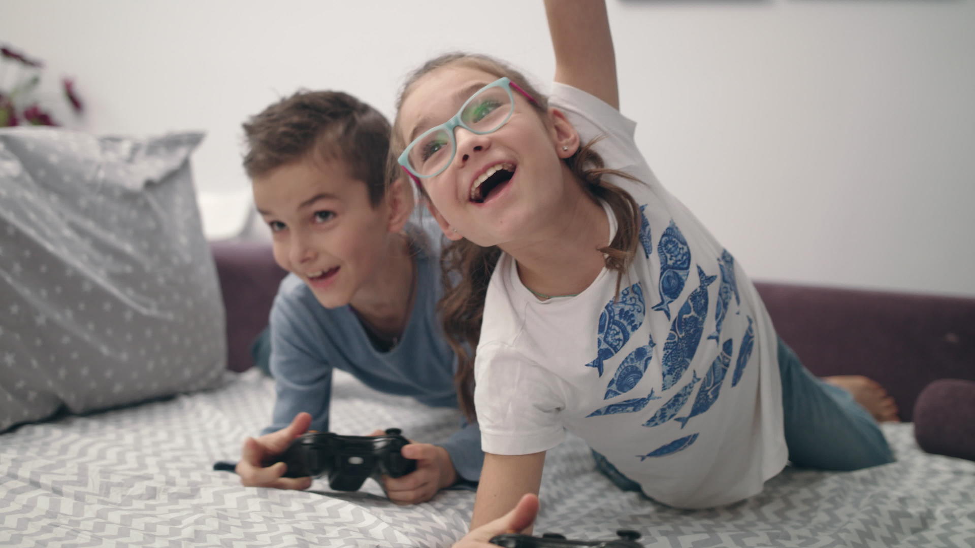 快乐的孩子在家玩游戏视频的预览图