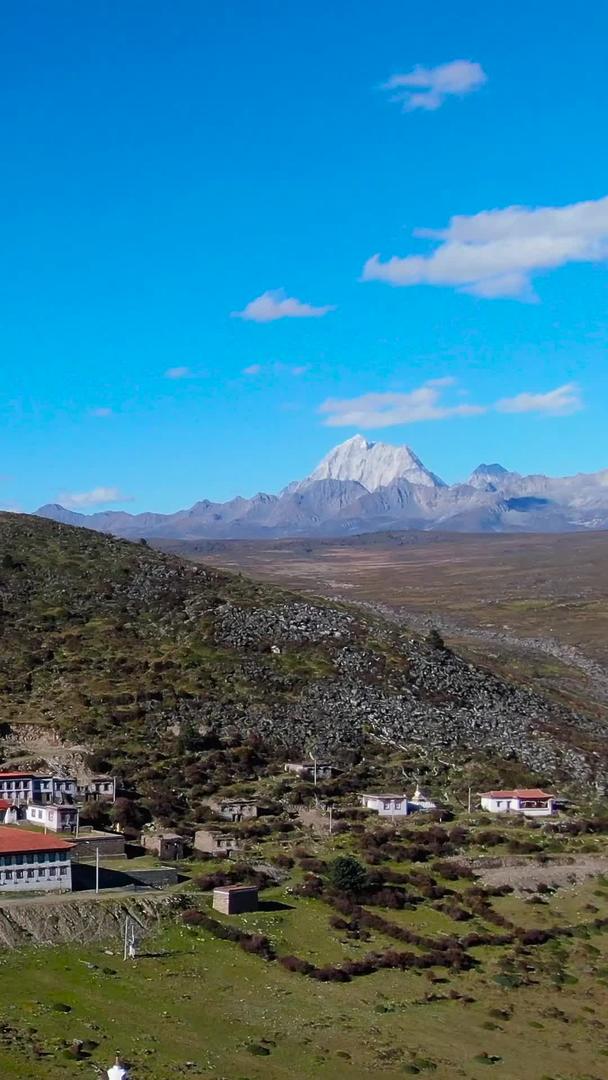 藏传佛教寺庙全景航拍高原群山视频的预览图