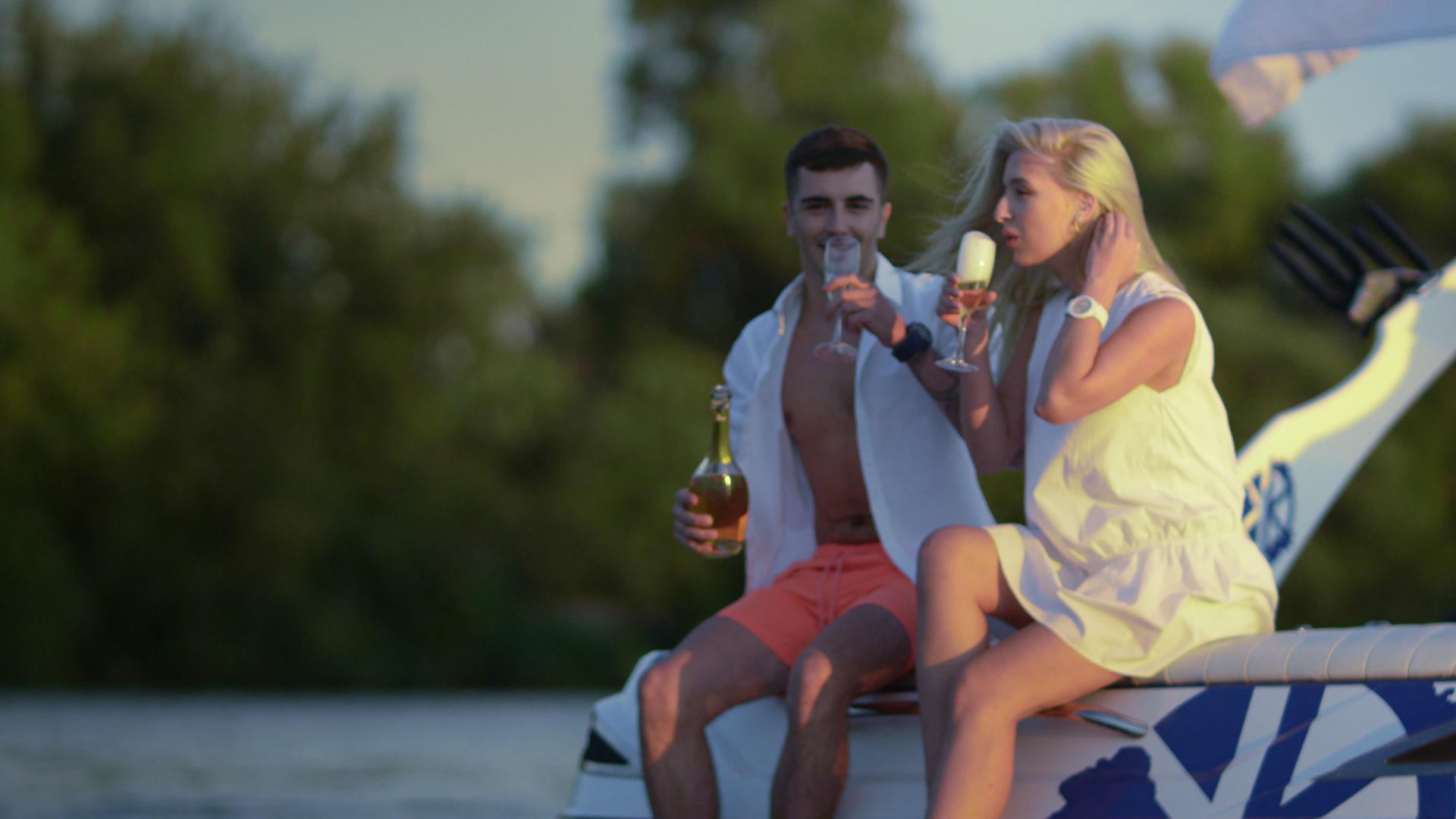 这对夫妇在游艇上拿着香槟杯视频的预览图