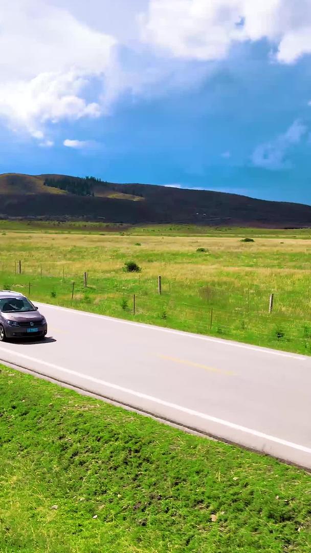 在213国道若尔盖草原风光大道上跟拍汽车行驶视频的预览图