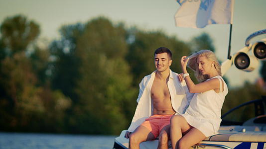 幸福的夫妇一起在游艇上休息视频的预览图