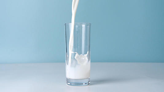 升格鲜牛奶一杯牛奶纯牛奶倒牛奶健康早餐视频的预览图