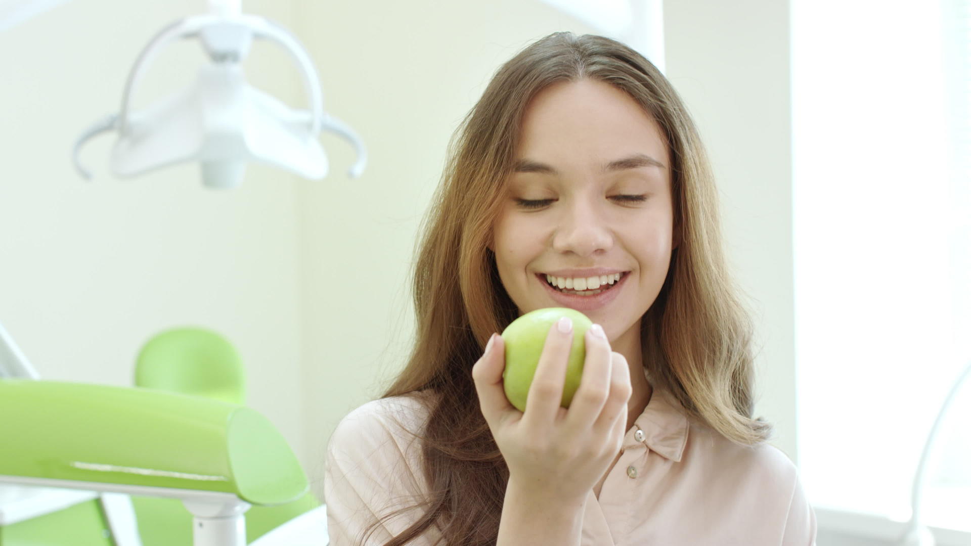 快乐的女孩在牙科诊所吃苹果视频的预览图