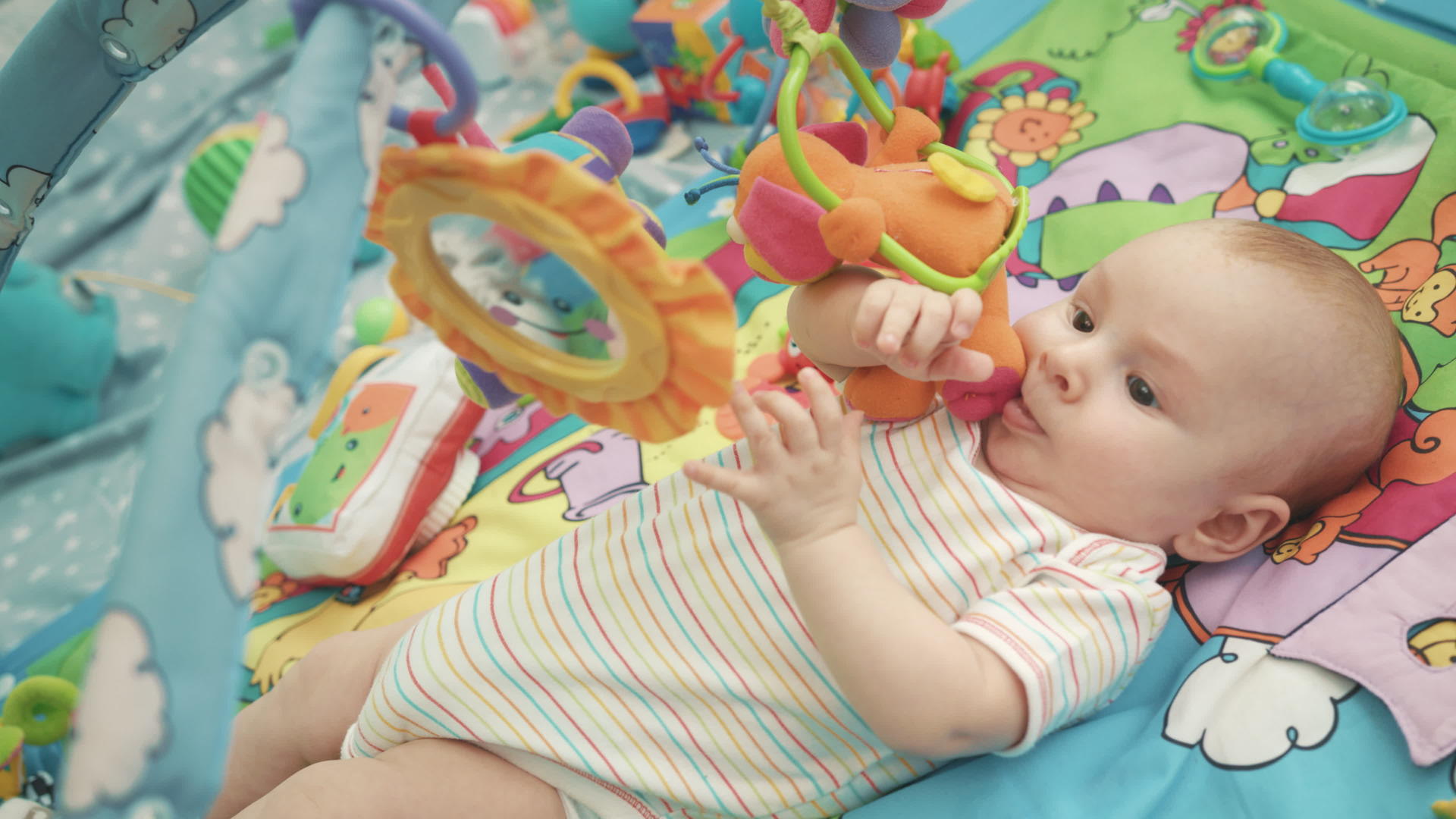 婴儿在五颜六色的垫子上玩耍视频的预览图
