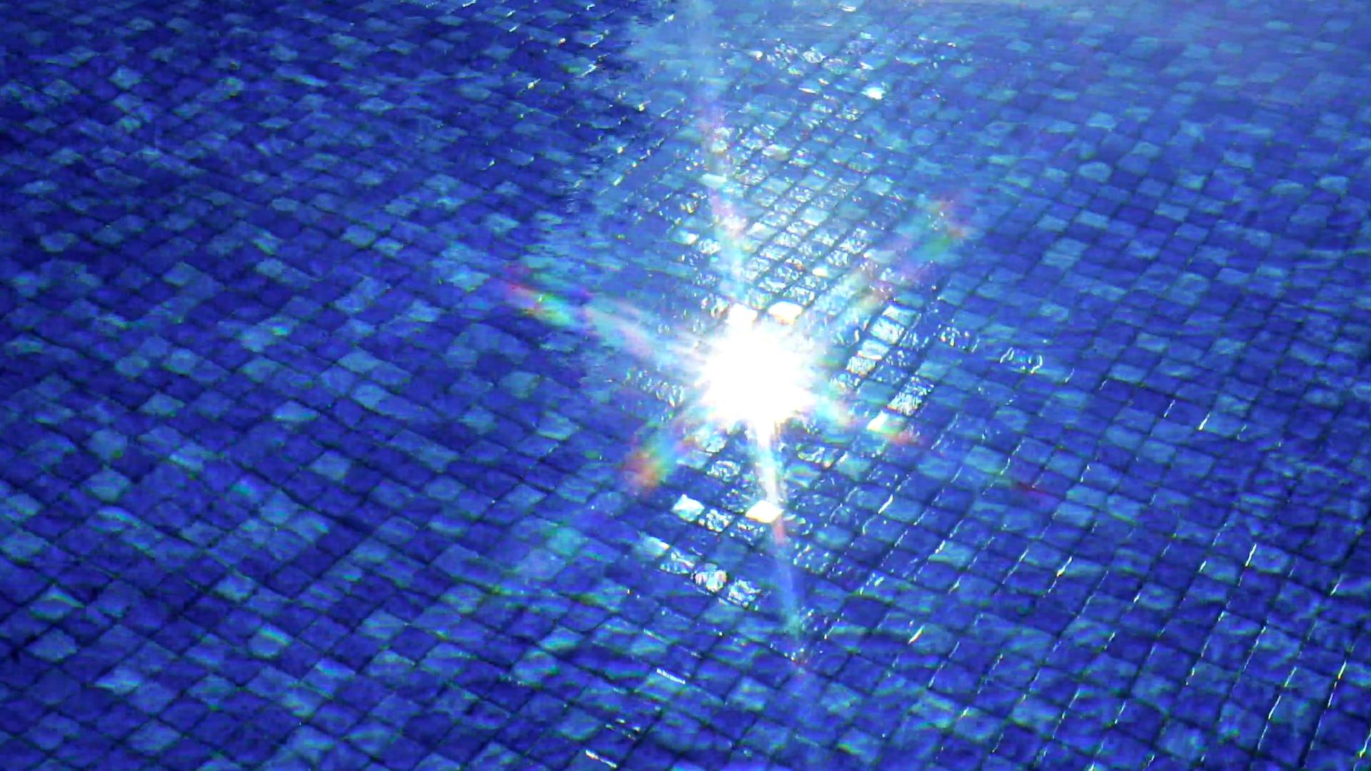 泳池反射的光晕视频的预览图