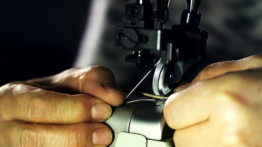 皮革制造商开始缝制皮革零件视频的预览图