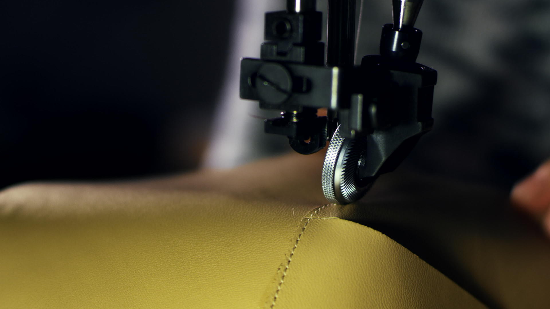 皮衣缝纫机视频的预览图