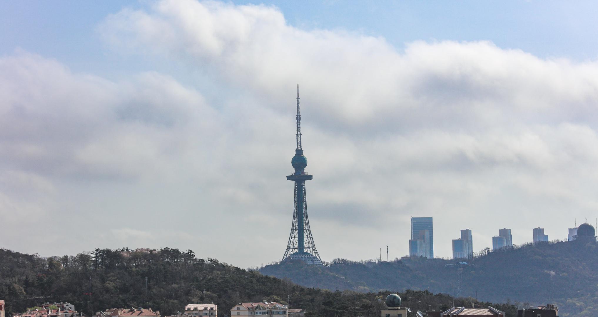 8K青岛风光延时高耸的电视塔和流云视频的预览图