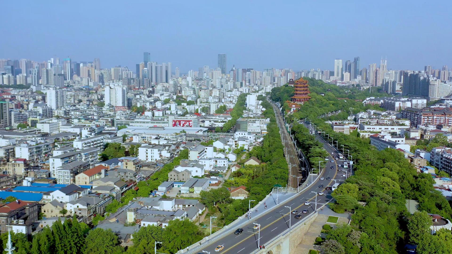 航拍黄鹤楼和武汉长江大桥引桥交通视频的预览图