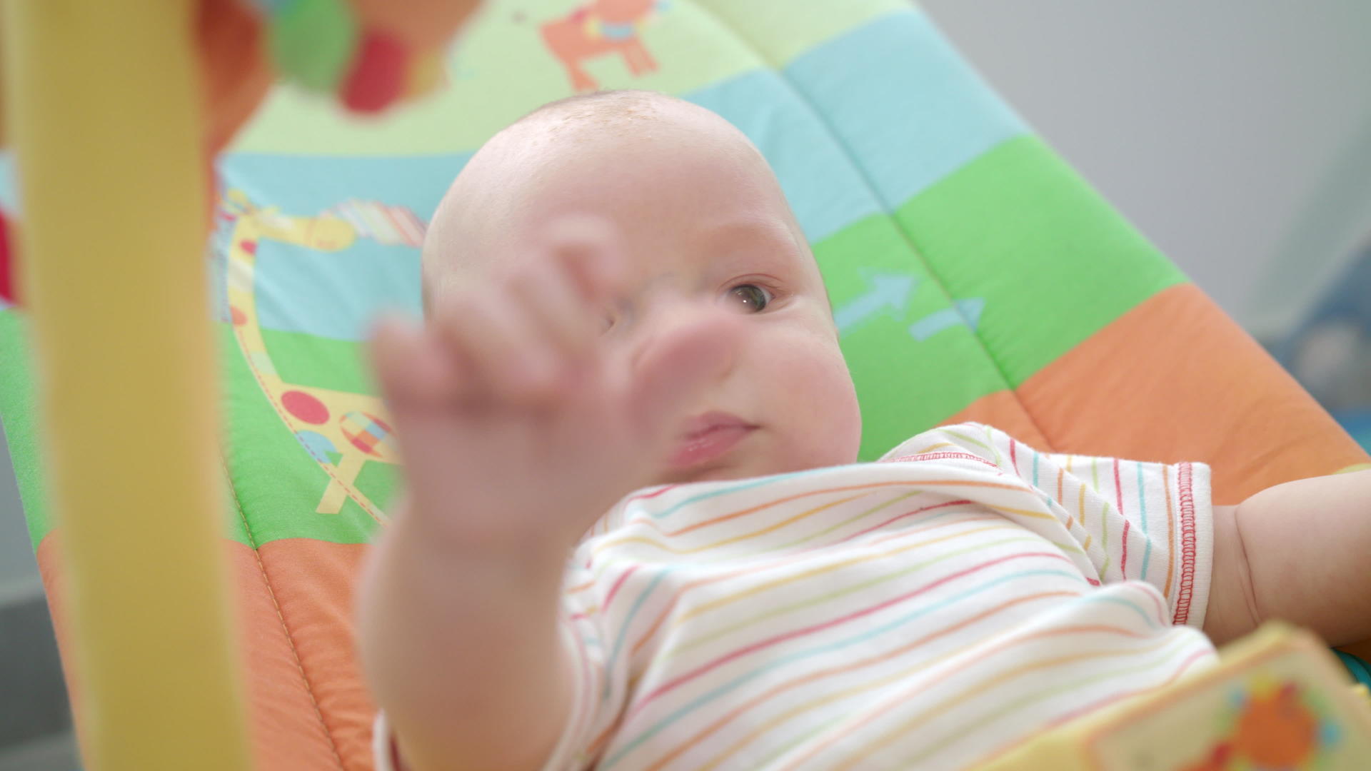 无知的婴儿脸视频的预览图