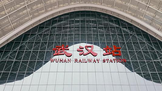 4K武汉站建筑和进站口安检视频素材视频的预览图