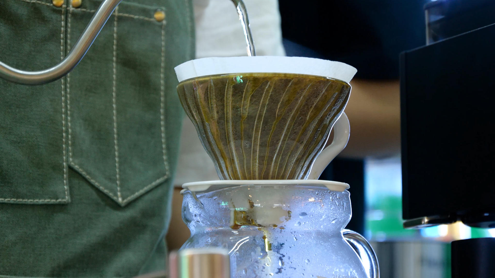 4K冲咖啡手冲咖啡现磨咖啡奶茶制作奶茶店咖啡店视频的预览图