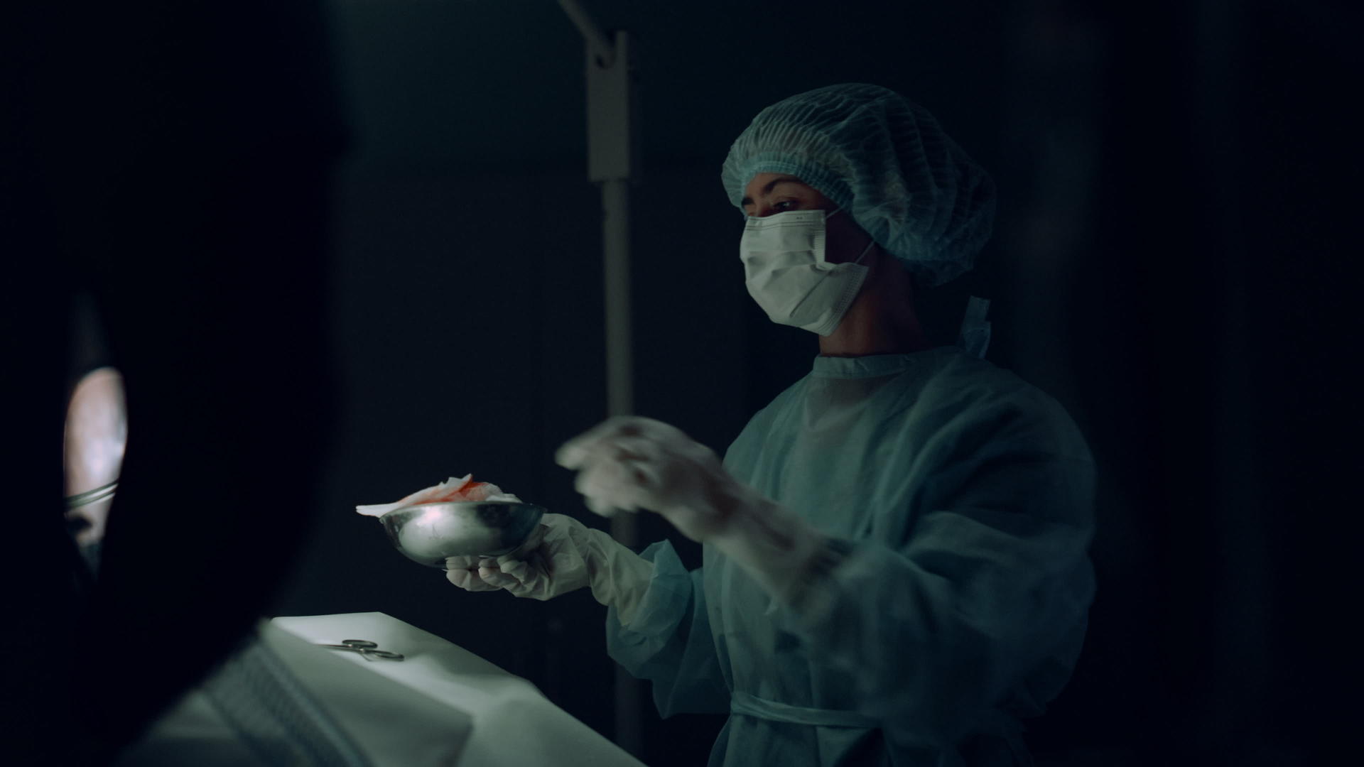 医院急诊病房的护士帮助医生处理手术器械视频的预览图