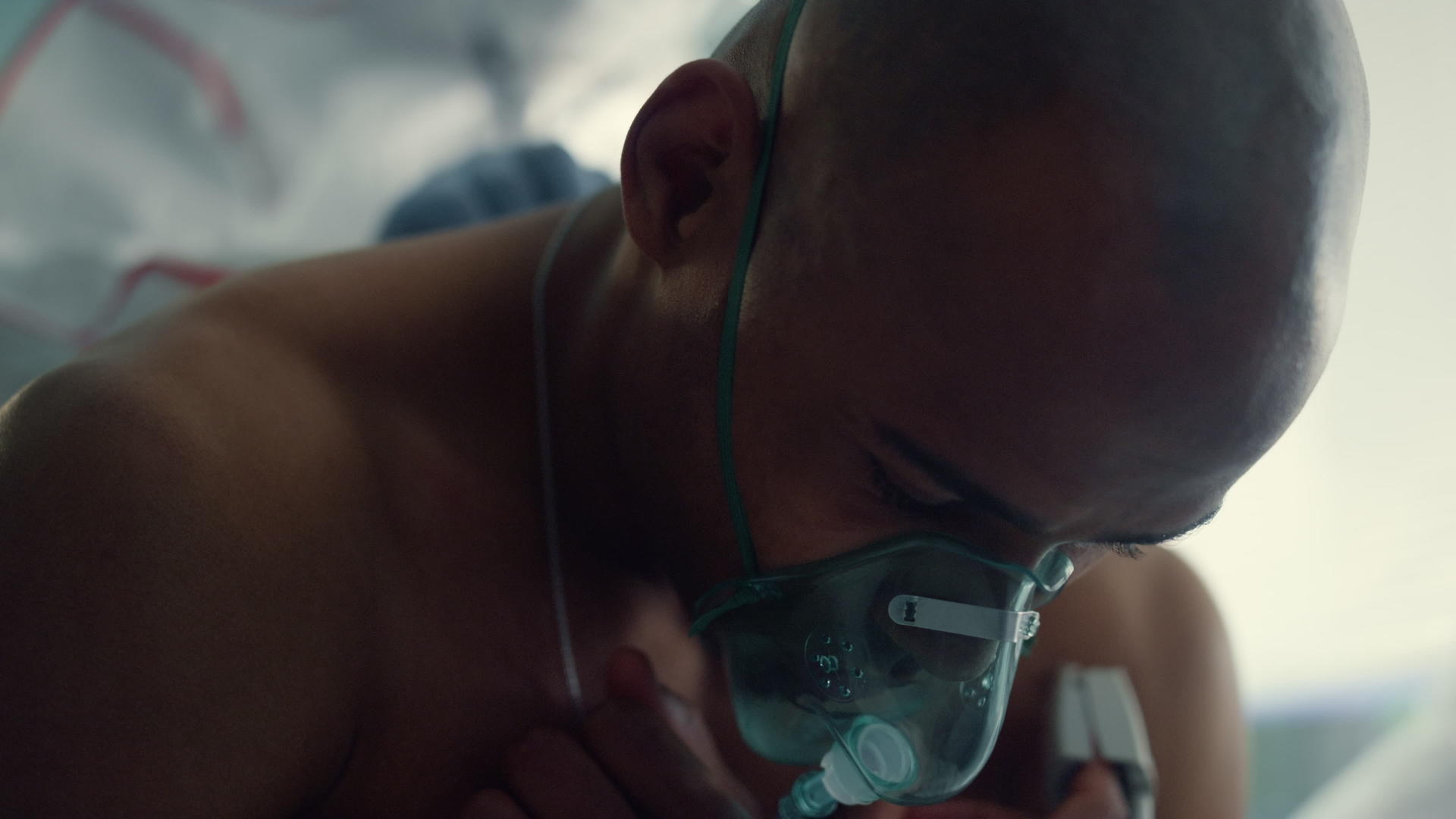 病人在病房里呼吸氧气特写在医院进行健康检查视频的预览图