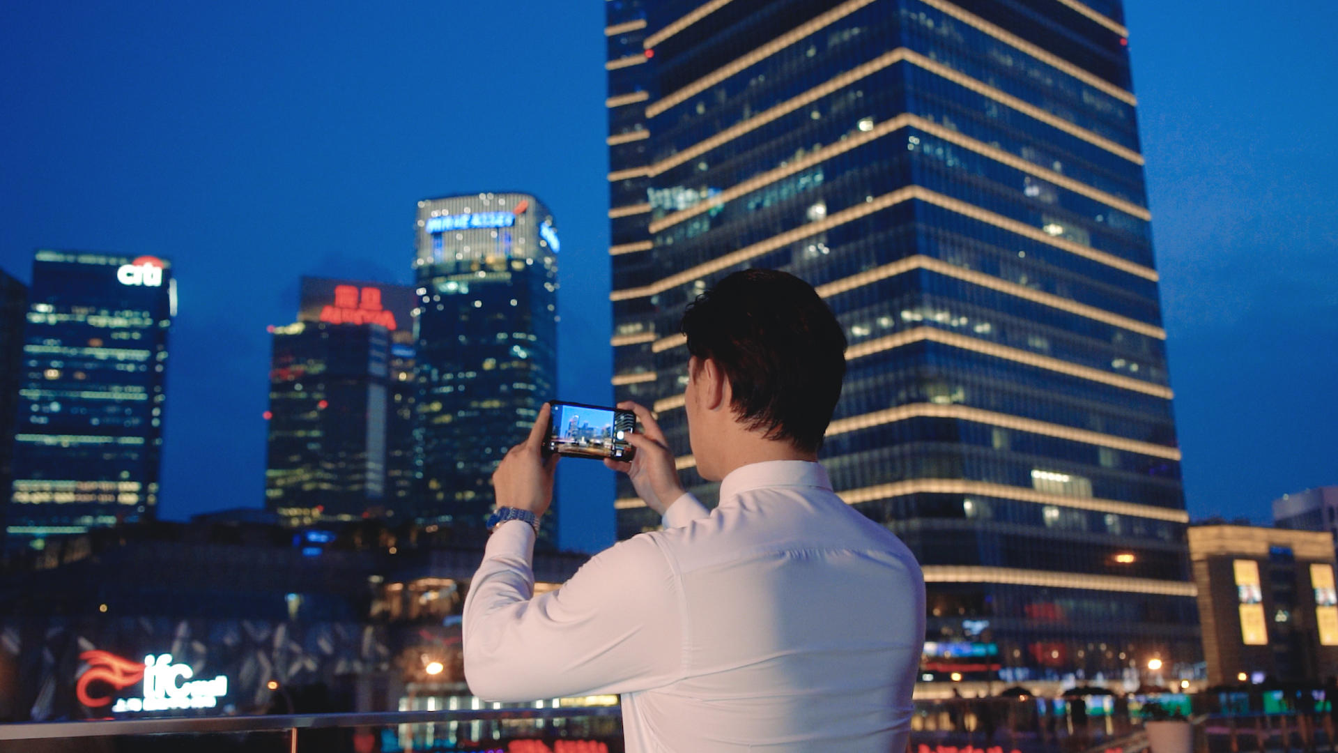 商务男性用手机拍照视频的预览图