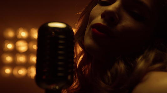性感优雅的女歌手在麦克风中独唱视频的预览图