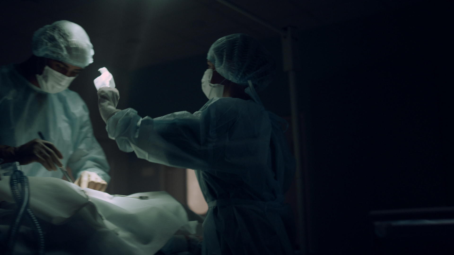 专业外科医生在急诊室做手术视频的预览图