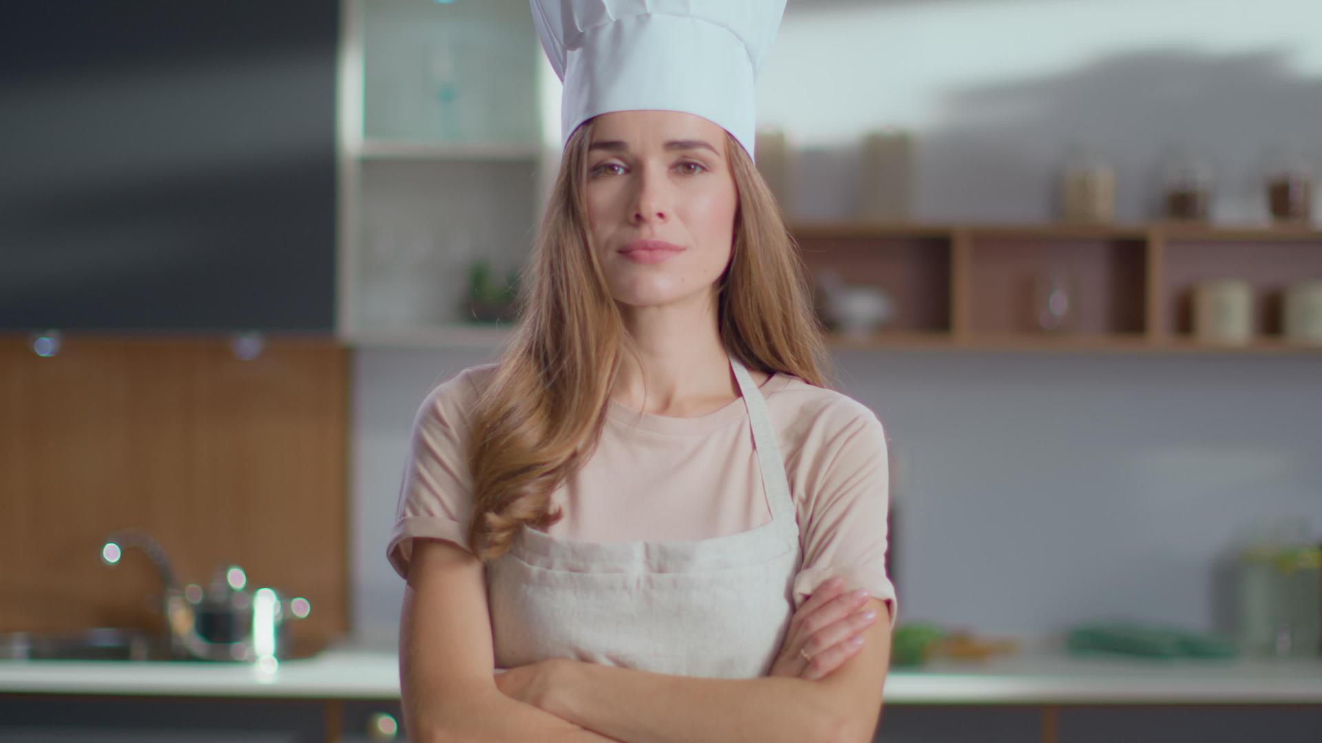 面对镜头女厨师自信地微笑着视频的预览图