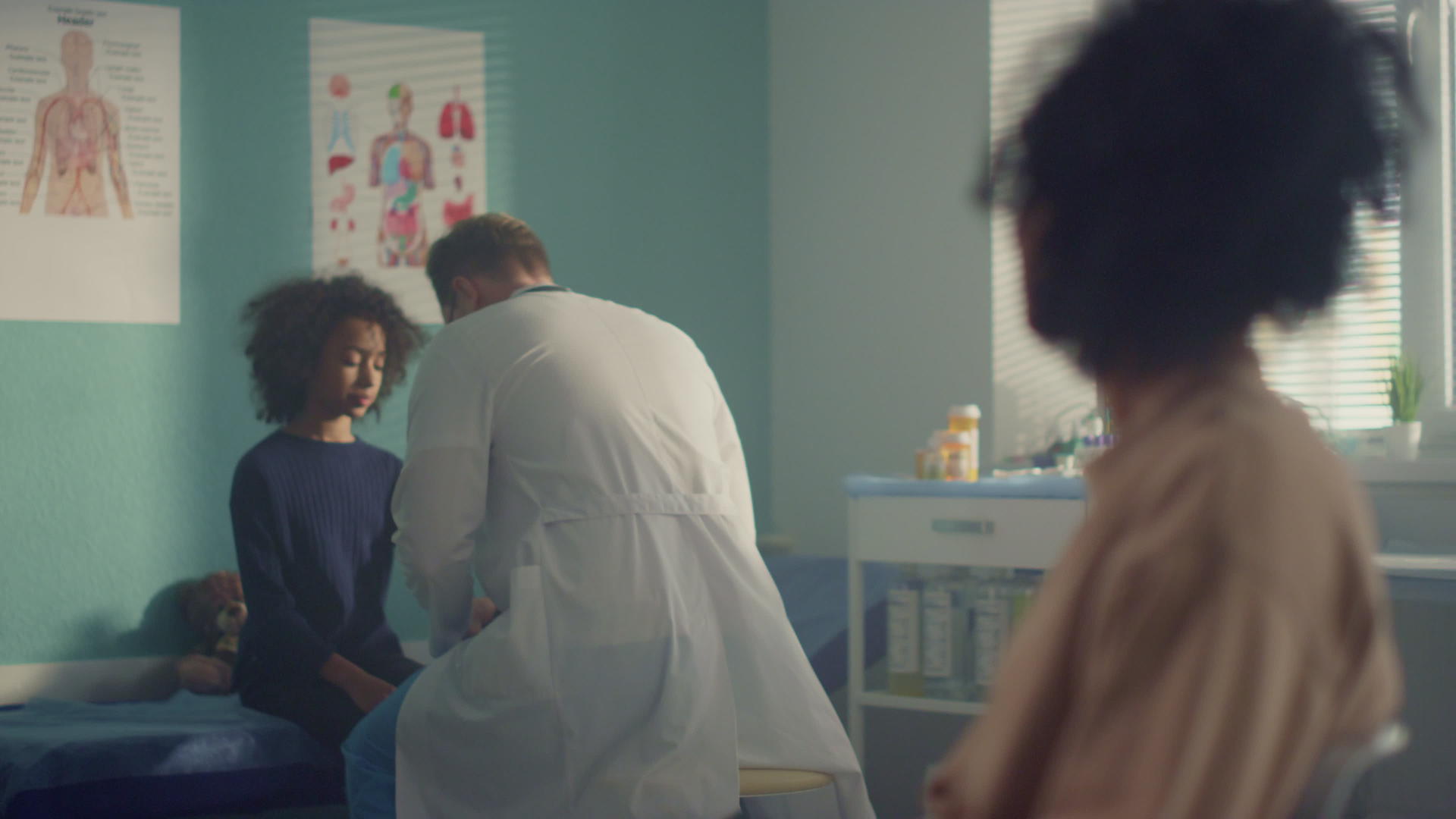 儿科医生在母亲面前咨询孩子的身体状况视频的预览图