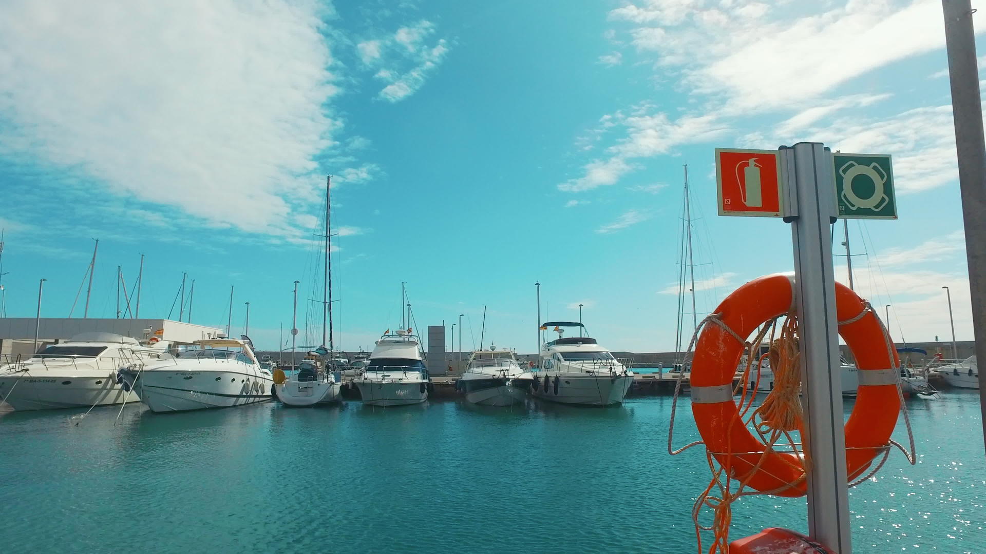 明天阳光明媚豪华游艇停泊在码头湾视频的预览图
