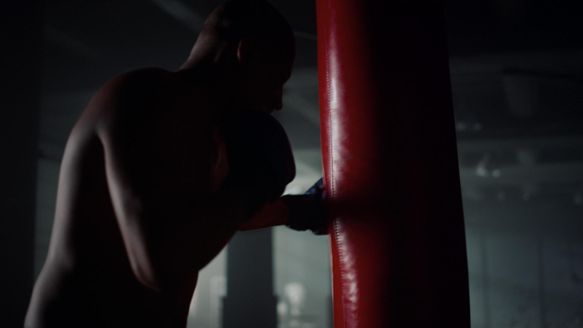 男运动员拳击手在健身房训练拳击手视频的预览图