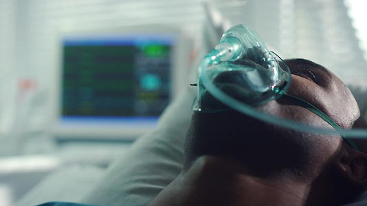 病人在病房呼吸氧气面罩心跳监视器视频的预览图